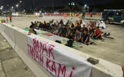 Ahli Waris Kembali Sholat Berjemaah di Tengah Jalan Tol Jatikarya