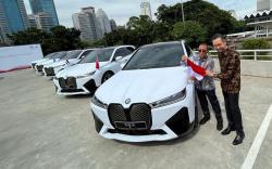 Dukung KTT ASEAN 2023, BMW Indonesia Serahkan 13 BMW iX kepada Kemensetneg