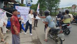 Gerkindo Bagi-Bagi Takjil untuk Warga Tangsel