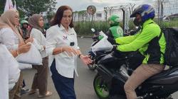 Dapat Paket Takjil Gerkindo, Pemotor: Alhamdulillah Bisa Bantu Kita