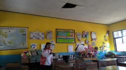 Atap Jebol dan Bocor, 6 Ruang Kelas SDN 2 Jambudipa Rawan Ambruk<