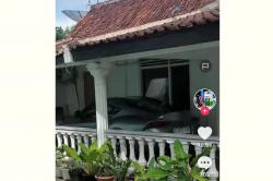 Viral Mobil Miliaran Rupiah Parkir di Teras Rumah Sederhana, Netizen: Rumahku Sederhana, Mobil Bikin Melongo<