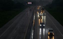 Hindari Aquaplaning, Pemudik Diimbau Hati-Hati saat Hujan Lebat