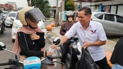 DPW Perindo Babel Bagi Takjil di Pangkalpinang, Sasar Pengendara dan Pejalan Kaki