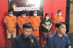 Pasangan Muncikari Suami Istri Rekrut Korban lewat Jeratan Utang hingga Ditraktir Belanja 