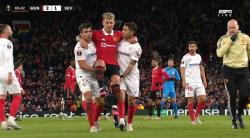 Viral Lisandro Martinez Dibopong 2 Pemain Sevilla saat Cedera, Bentuk Respek atau Bagian Taktik?