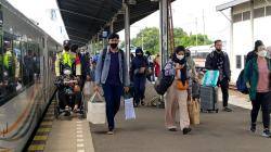 Mudik Lebih Awal, Stasiun Kejaksan Cirebon Dipadati Ribuan Penumpang<