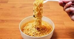 Makan Mi Instan Sampai 3 Bungkus? Hati-Hati, Ini Dampak Negatif yang Terjadi!