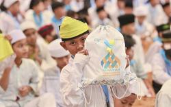 7 Hadits tentang Menyantuni Anak Yatim dan Keutamaannya