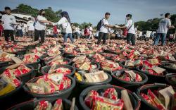 10.000 Paket Sembako Disebar untuk Masyarakat Kurang Mampu  di Solo<