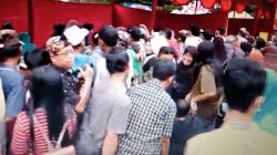  Pembagian Baju Lebaran di Purbalingga Ricuh, Ratusan Warga Berdesakan dan Saling Sikut 