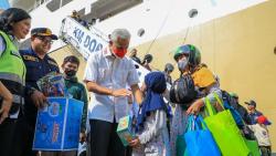 Sambut Pemudik di Pelabuhan Tanjung Emas, Ganjar Beri Hadiah Mainan ke Anak-anak