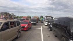 Penampakan Antrean Panjang Kendaraan Pemudik di Gerbang Tol Pejagan