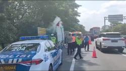 Muatan Truk Terbakar di KM 760 Tol Surabaya-Gempol, Lalu Lintas Tersendat  <