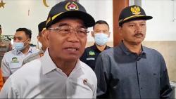 Tinjau Arus Mudik di Madiun, Menko PMK: Vaksinasi Tak Lagi Jadi Syarat Naik Kereta Api<