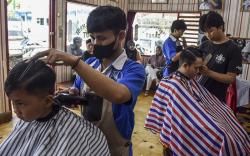 Jasa Pangkas Rambut Asgar Laris Manis, Sehari Kantongi Rp1 Juta