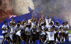 Selebrasi Pemain PSM Makassar Angkat Trofi Liga 1 2022/2023