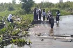 Diterjang Air Pasang, Jembatan Titian Kayu di Kapuas Rusak
