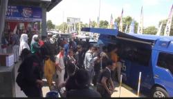 Ratusan Pemudik Antre Tukar Uang Baru di Rest Area Tol Pejagan-Pemalang<