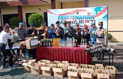 Polres Kulonprogo Sita 10,5 Kilogram Bubuk Petasan dan 351 Botol Miras selama Ramadhan