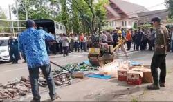 Ratusan Botol Miras dan Knalpot Brong di Pangkep Dimusnahkan dengan Cara Digilas<