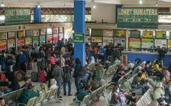 Pemudik Mulai Padati Terminal Kampung Rambutan pada H-5 Lebaran