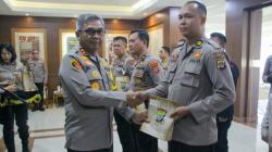 Kapolda Sulut Serahkan Bingkisan Idul Fitri 1444 Hijriah kepada Personel Polri