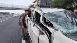 Kecelakaan di Tol Sidoarjo, Mobil Pemudik Tabrak Truk hingga Rusak Berat 