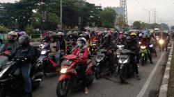Pemudik Motor Padati Jalur Pantura Cirebon, Volume Kendaraan Terus Meningkat <