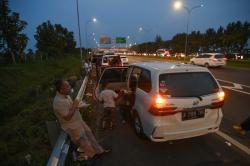 Berbahaya, Ini Potret Pemudik Berbuka Puasa di Bahu Jalan Tol Cipali