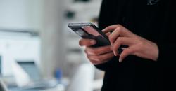 5 Cara Membersihkan Jamur pada HP, Bahannya Mudah Dicari