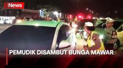 Tiba di Gerbang Tol Kalikangkung Semarang, Pemudik Arus Pertama Langsung Disambut Bunga Mawar