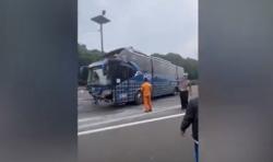 Bus Pemudik Tabrak Minibus hingga Terbalik di Tol Cipularang, 6 Luka-Luka<