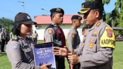 Kapolres Minahasa Selatan Berikan Bingkisan Hari Raya Idul Fitri untuk Anggota <