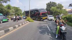 Kecelakaan Tunggal di Pantura Cirebon, Bus Tabrak Pembatas Jalan