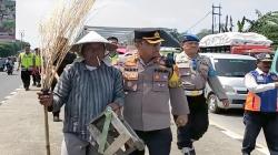 Ganggu Arus Mudik, Polisi Bubarkan Para Penyapu Koin di Jembatan Sewo Indramayu<