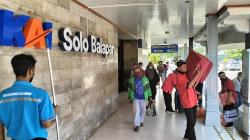 Hari Ini Ribuan Pemudik Naik Kereta Api Tiba di Stasiun Solo Balapan