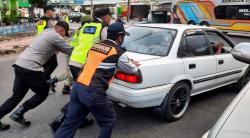  Aksi Sigap Personel Pos Terpadu Terminal Salatiga Dorong Mobil Pemudik yang Mogok