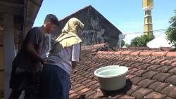 Unik, Warga Jember Ini Lihat Gerhana Matahari Hibrida Lewat Bantuan Ember dan Air