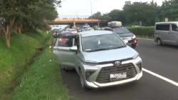 Rest Area Penuh, Pemudik Gunakan Bahu Jalan Tol Cipali untuk Istirahat<