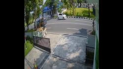 Viral Kecelakaan Minibus Tabrak Mobil Polisi dan Motor di Temanggung