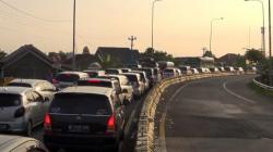  Puncak Arus Mudik, Ribuan Kendaraan Pemudik Keluar Tol Pejagan Brebes Merayap 7 Km<