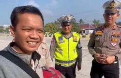 Viral Pemudik Temukan Tas yang Ketinggalan di Bus, Reaksinya Bikin Polisi Tersenyum