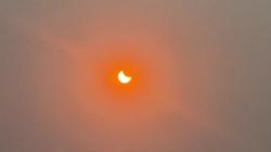 Gerhana Matahari Hibrida Jadi Tontonan Warga Blitar