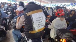Dukung Tiktoker Bima, Pemudik Motor Ini Pasang Tulisan Ingin Lihat Jalan Mulus di Lampung