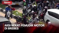 Terjebak Macet, Puluhan Pemudik Nekat Angkat Motornya Lewati Beton Pembatas Jalan