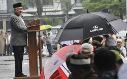 Din Syamsuddin Khotbah Sholat Idul Fitri di Bawah Guyuran Hujan