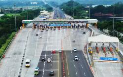 Penampakan Tol Jakarta-Cikampek Lengang dari Pagi hingga Sore pada H-1 Lebaran