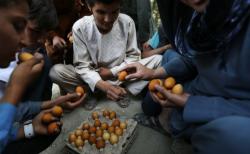 Mengenal Tradisi Unik Lebaran di Berbagai Negara, Ada Perang Telur
