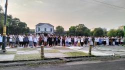 Ribuan Umat Muslim Salat Idul Fitri di Pamedan Pura Mangkunegaran Solo<